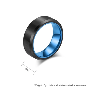 Detailansicht eines 8mm mattschwarzen Stahlrings mit polierter blauer Innenseite