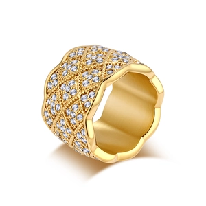 Bague en maille plaquée or sertie de zircons avec bords festonnés et ondulés chic