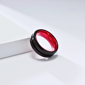 Makroaufnahme eines zweifarbigen Herrenrings mit schwarzem Finish und roter Metallinnenseite