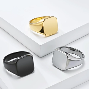 Polierte Siegelringe in Gold, Schwarz und Silber auf geometrischen Displays