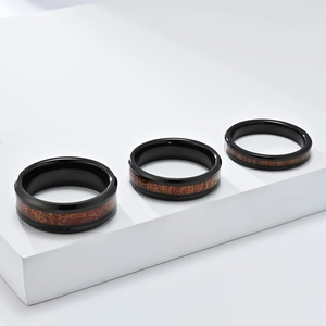 Trois bagues noires pour hommes en tungstène avec incrustation en bois naturel