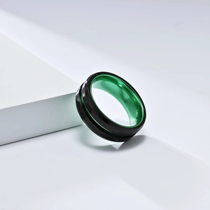Detailansicht eines mattschwarzen Edelstahlrings mit lebendig grüner Innenseite