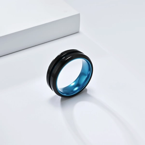 Herrenring aus mattem schwarzem Edelstahl mit blauer Innenbeschichtung und Rille