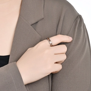 Gros plan d'une bague en tungstène avec incrustation bois sur le doigt d'un mannequin