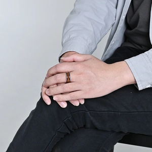 Bague minimaliste en tungstène pour homme avec incrustation en bois sur la main
