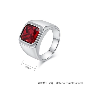 Vue détaillée d'une bague chevalière 16mm avec gemme rouge carrée en acier poli