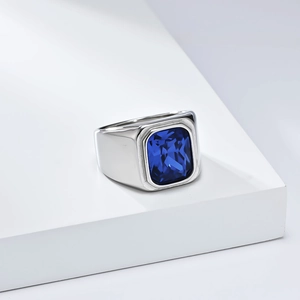 Détail macro d'une bague en acier titane pour hommes avec pierre bleue rectangulaire