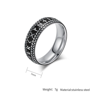 Vue macro de la bague en acier inoxydable de 7mm avec runes noires et gravures
