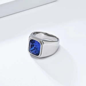 Bague chevalière homme en acier titane avec une grande pierre bleue rectangulaire