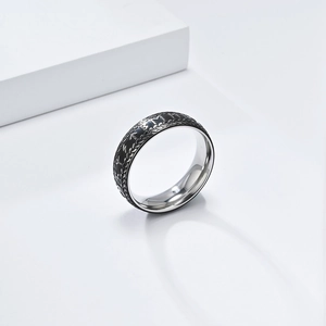 Détail de runes vikings sur une bague en acier titane noir avec bande interne polie