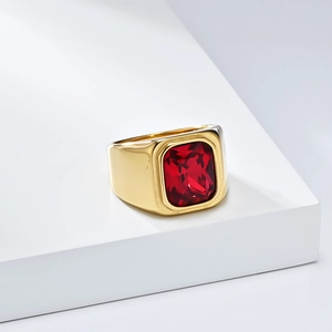 Détail macro d'une bague chevalière pour homme plaquée or 18K avec une pierre rouge