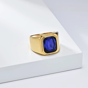 Détail macro de la bague chevalière pour homme en or avec grosse pierre bleue rectangulaire