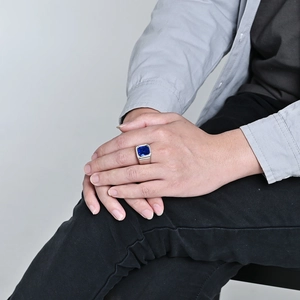 Bague pour homme en acier inoxydable argenté avec une grande pierre bleue rectangulaire