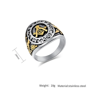 Detalle macro del anillo masónico para hombre en acero inoxidable con grabado