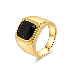 Bague homme en acier titane avec un grand bijou noir carré facetté sur anneau doré