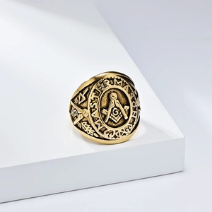 Anillo masónico Master Mason vintage dorado con compás y escuadra en base blanca