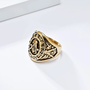 Primer plano detallado del anillo masónico dorado con el símbolo G y grabado Master Mason