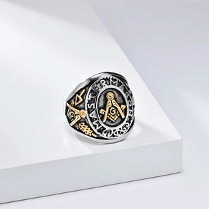 Vista detallada del emblema Master Mason y relieve dorado en anillo de acero