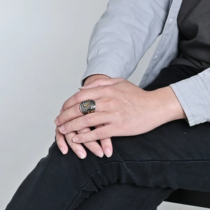 Anillo masónico vintage de acero inoxidable para hombre con piedras ámbar laterales
