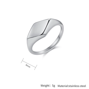 Nahaufnahme eines minimalistischen 9-mm-Edelstahlrings mit rautenförmiger Oberseite