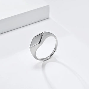 Polierter minimalistischer geometrischer Rhombus-Ring aus Edelstahl in eleganter Silberoptik