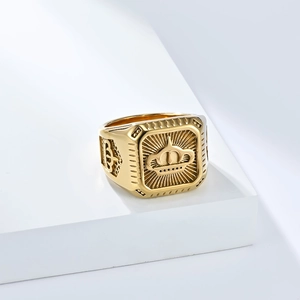 Vue rapprochée de la bague chevalière couronne en or 18 carats pour hommes sur socle