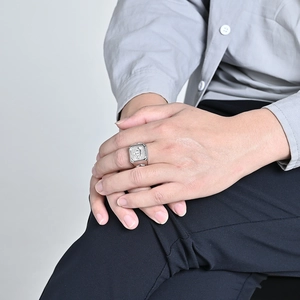 Bague chevalière homme en acier inoxydable argenté avec couronne gravée sur face carrée