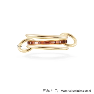 Macro de anillo de triple banda en acero chapado en oro 18K con cristales cuadrados marrones
