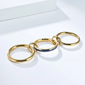 Detalle de tres anillos entrelazados con piedras baguette azules y chapado en oro de 18k