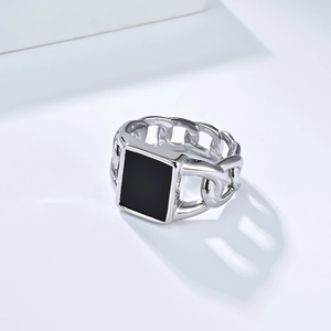 Bague pour homme style gourmette en argent avec une pierre noire rectangulaire punk
