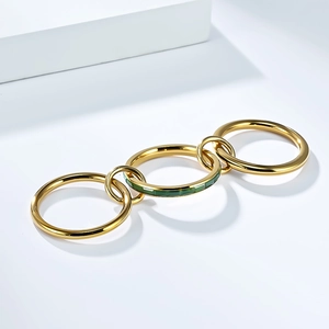 Detalle de anillo de triple banda bañado en oro 18K con esmalte verde rectangular