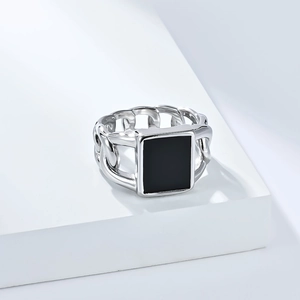Détail d'une bague chaîne cubaine masculine avec une incrustation de pierre onyx noire carrée