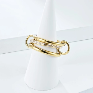 Detalle del anillo de tres capas chapado en oro de 18K con circonitas de corte baguette