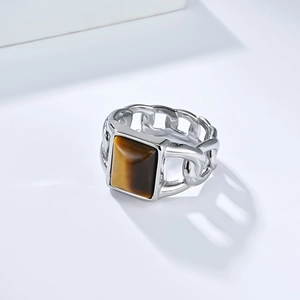 Détail de la pierre oeil de tigre carrée sur bague chaîne gourmette argentée pour homme