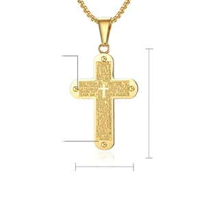 Détail macro d'un pendentif croix en acier doré avec gravure de texte religieux espagnol
