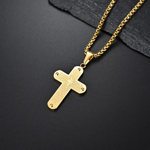 Vue détaillée du pendentif croix en acier plaqué or 18 carats avec gravure de versets