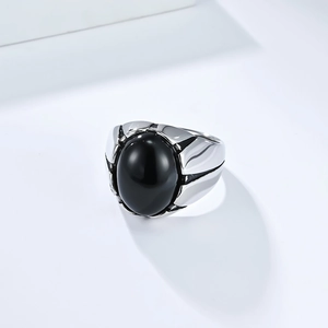 Anillo retro de acero inoxidable con gran piedra de ónice negro ovalada y diseño geométrico