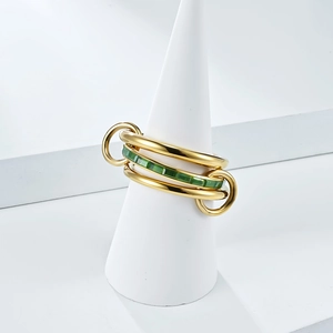 Detalle del anillo de triple capa de acero inoxidable bañado en oro 18K y circonitas