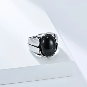Primer plano de anillo para hombre en acero inoxidable con piedra ovalada de ágata negra
