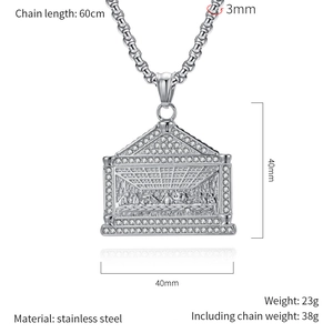 Détail macro du pendentif Cène en acier inoxydable avec pavé de zircons brillants