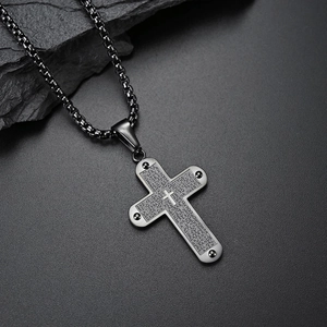 Collier croix en acier inoxydable gris foncé avec gravure de prière espagnole sur fond de roche