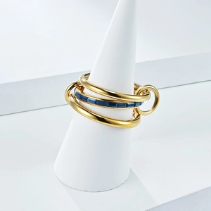 Detalle macro del anillo de triple capa chapado en oro 18K con piedra azul en soporte