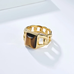 Bague chaîne cubaine dorée pour homme avec pierre oeil de tigre rectangulaire sur blanc