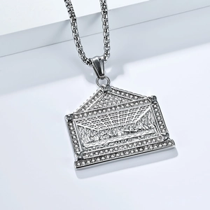 Pendentif La Cène en argent avec strass brillants sur une chaîne à mailles carrées