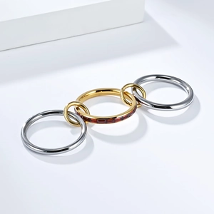 Detalle de anillos entrelazados con circonitas rojas baguette y acabado pulido fino