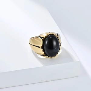 Detalle de anillo vintage para hombre de acero con piedra negra ovalada y grabados