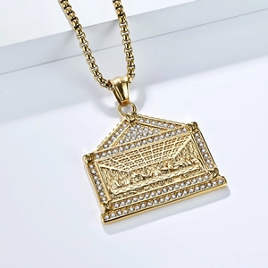 Collier hip-hop Cène en or avec pendentif rectangulaire serti de faux diamants