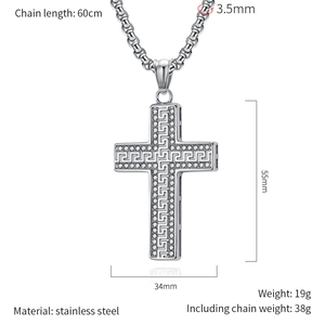 Details van zilveren kruis ketting met Grieks patroon en zirkonia stenen voor mannen