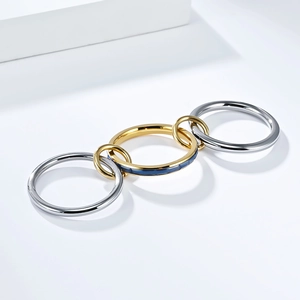 Anillo de tres aros entrelazados chapado en oro de 18K con esmalte azul y cristales