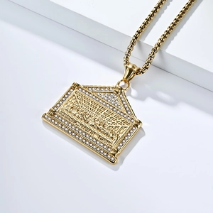 Détail du pendentif de la Cène plaqué or 18 carats avec bordure en zircone